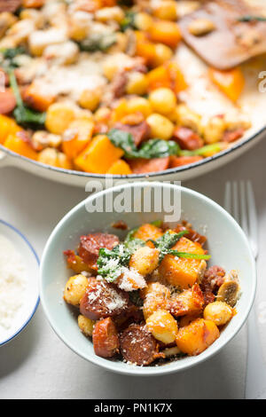 Gnocchi mit Chorizo, Butternut, Spinat, Pilze, sonnengetrocknete Tomaten und Parmesan Stockfoto