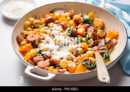 Gnocchi mit Chorizo, Butternut, Spinat, Pilze, sonnengetrocknete Tomaten und Parmesan Stockfoto