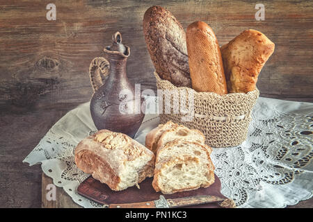 Verschiedene Sorten von Bauernhof Brot auf dem Tisch im Haus im Dorf. Stockfoto