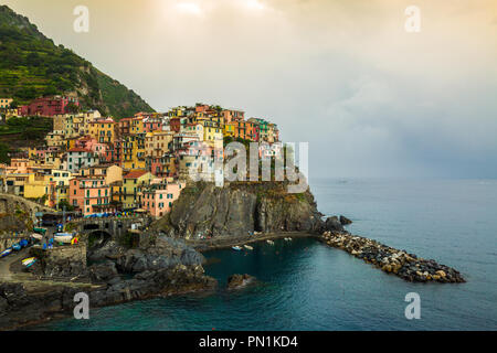 Eine der fünf kleinen Dorf an der Küste des Nationalparks der Cinque Terre gebaut - Manarola - ligury - Italien Stockfoto