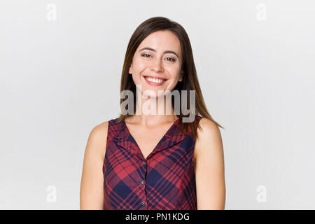 Fantastisch und freundlich lächelnd brünette Frau im schönen Kleid studio Shot, isoliert auf weißem Stockfoto