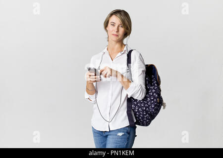 Junge Frauen in weißem Hemd, Smartphone, isoliert Stockfoto