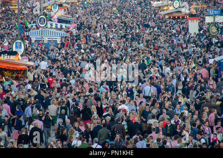 Grosse Masse auf dem Oktoberfest in München, Deutschland Stockfoto