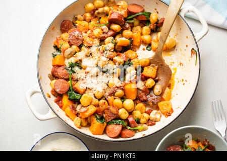 Gnocchi mit Chorizo, Butternut, Spinat, Pilze, sonnengetrocknete Tomaten und Parmesan Stockfoto