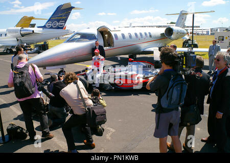 Lewis Hamilton vor der Presse mit McLaren F1 F1 Auto und Vistajet Bombardier Learjet 40 XR Business Jet Ebene auf der internationalen Luftfahrtausstellung in Farnborough Stockfoto