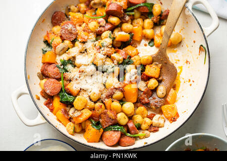 Gnocchi mit Chorizo, Butternut, Spinat, Pilze, sonnengetrocknete Tomaten und Parmesan Stockfoto