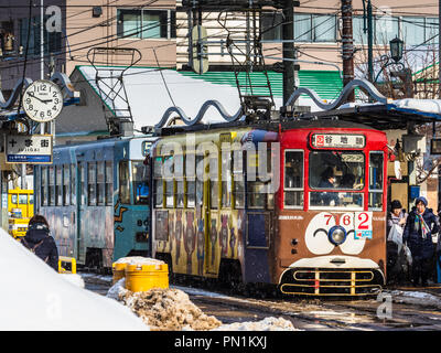 Straßenbahnen Hakodate Hokkaido Japan - Straßenbahnhaltestelle in der japanischen Hafenstadt Hakodate auf der nördlichen Insel Hokkaido Stockfoto