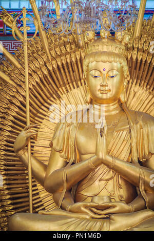 Goldene Statue von Guan Yin mit 1000 Hände. Guanyin oder Guan Yin ist eine Ostasiatische Bodhisattva assoziiert mit Mitgefühl wie von Mahayana Buddhi verehrt Stockfoto