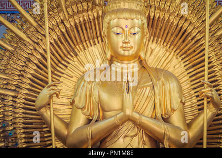 Goldene Statue von Guan Yin mit 1000 Hände. Guanyin oder Guan Yin ist eine Ostasiatische Bodhisattva assoziiert mit Mitgefühl wie von Mahayana Buddhi verehrt Stockfoto