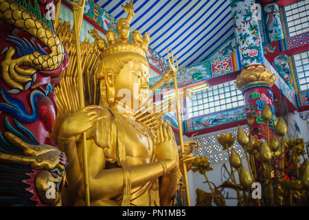 Goldene Statue von Guan Yin mit 1000 Hände. Guanyin oder Guan Yin ist eine Ostasiatische Bodhisattva assoziiert mit Mitgefühl wie von Mahayana Buddhi verehrt Stockfoto