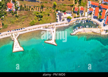 Zaton Strand und kleinen Hafen Luftbild, Dalmatien Region von Kroatien Stockfoto