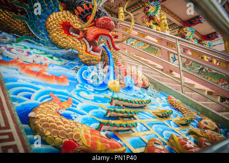 Bunte Drachen Skulptur am Eingang Treppe in der chinesischen Tempel Stockfoto