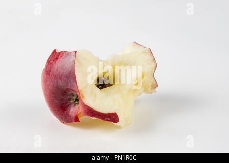Lecker und reifer Apfel auf dem Küchentisch. Süße Früchte aus Mitteleuropa. Weißer Hintergrund. Stockfoto