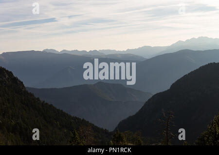 Einige Berggipfel in den fernen Horizont. Stockfoto