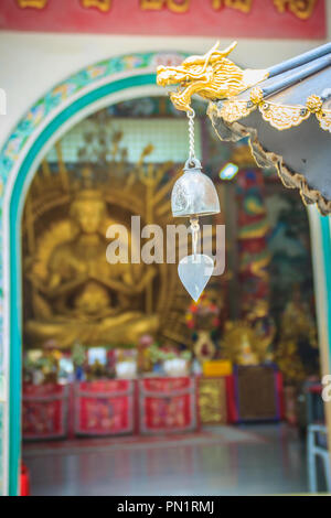 Nahaufnahme von dragon Glocke auf dem Räuchern Topf Dach an Guan yin Chinesischer Tempel. Stockfoto