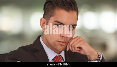 Close up Portrait von Hispanic Mann an der Kamera schaut tragen Anzug und Krawatte Stockfoto