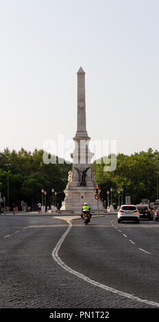 Vorderansicht des Monumento aos Restauradores in Lissabon mit einer Polizei Roller fahren. Stockfoto