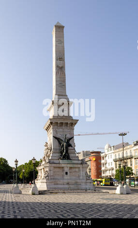 Vorderansicht des Monumento aos Restauradores in Lissabon. Stockfoto