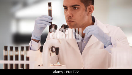 Tausendjährige Hispanic medizinischer Wissenschaftler im Labor durch Mikroskop Stockfoto