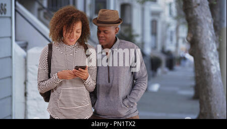 Schwarzer Mann und Frau stehen außerhalb ihres San Francisco Apartment für eine rideshare Stockfoto