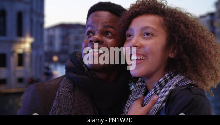 Attraktive schwarze Touristische paar Sightseeing durch den Canal Grande in Abend Stockfoto