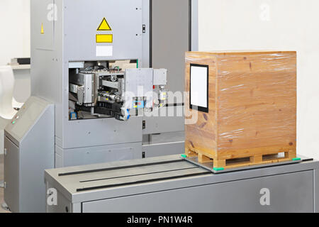 Automatisierte Etikettiermaschine an Produktionslinie im Werk Stockfoto