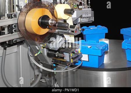 Automatisierte Kennzeichnung und Verpackung der Maschine im Werk Stockfoto