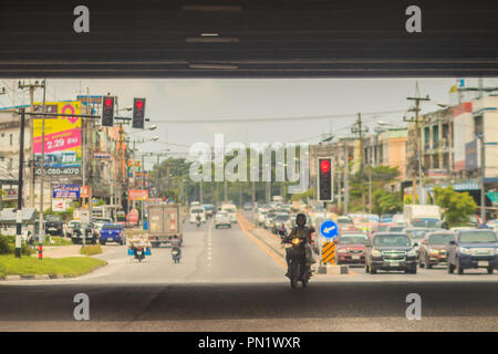 Chonburi, Thailand - 23. Mai 2017: Das Gegenteil Motorrad dreht sich nach rechts, während die direkte Autos warten auf rote Ampeln an der Kreuzung sind. Stockfoto