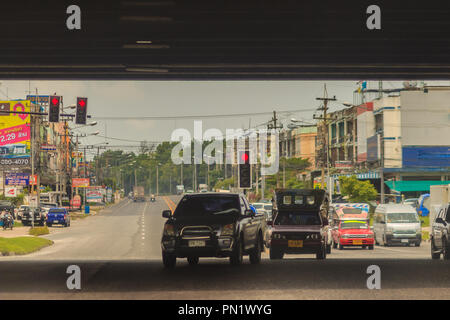 Chonburi, Thailand - 23. Mai 2017: Das Gegenteil Autos drehen sich nach rechts, während die direkte Autos warten auf rote Ampeln an der Kreuzung sind. Stockfoto