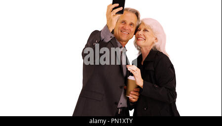 Ältere Paare Sie Ihr Smartphone zum Aufnehmen von Bildern Stockfoto