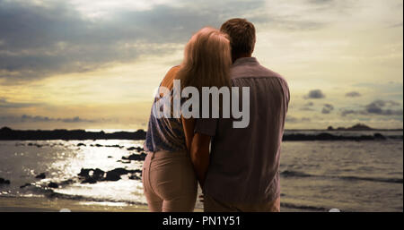 Senior Paar am Strand den Sonnenuntergang zusammen Stockfoto
