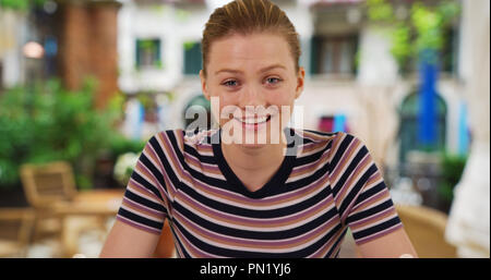 POV-shot von der hübschen Kaukasischen girl video Videochats mit Freunden und Familie Stockfoto