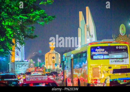 Bangkok, Thailand - 2. März 2017: Die Demokratie Denkmal bei Nacht mit farbigen Licht und Stau. Stockfoto