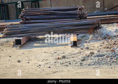 Verbogene verformt steel Bars bereit für Stahlbeton. Geschnitten und gebogen Stahl Bars bereit zur Verstärkung von Beton. Stockfoto
