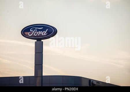 Belgrad, SERBIEN - 19. SEPTEMBER 2018: Ford Logo auf ihren wichtigsten Händler store Belgrad. Ford ist ein amerikanisches Auto und Kfz-Hersteller, der sec Stockfoto