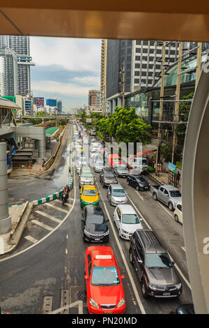 Bangkok, Thailand - 1. April 2017: LKW-Lader Kran anheben großen Baum am Straßenrand verursacht der Verkehr in der rush hour blockiert. Stockfoto