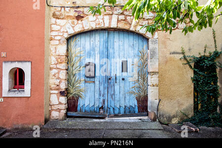 Herkömmliche Türen im Dorf Roussillon Provence Frankreich Stockfoto