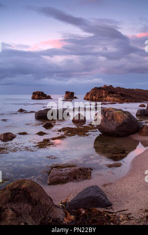 Sonnenuntergang an Pfannen Felsen in der Nähe von Ballycastle, County Antrim, Nordirland Stockfoto