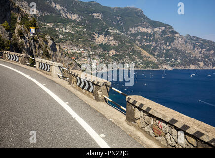 Eine kurvenreiche und enge Straße an der Amalfi Küste zwischen Positano und Amalfi. Kampanien, Italien Stockfoto