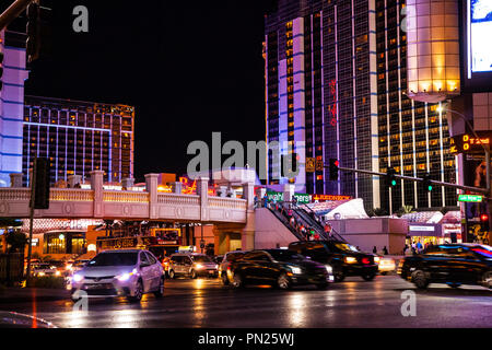 Bally's, Geschäfte und Paris in den Lichtern auf dem Las Vegas Strip Nevada USA Stockfoto