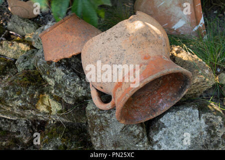 Gebrochene Ton. Ein Krug auf dem grünen Rasen. Stockfoto