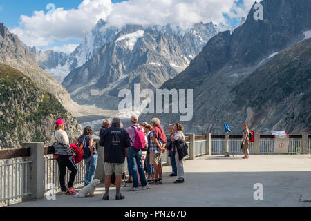 Das Mer de Glace (Meer aus Eis) ist der grösste Gletscher in Frankreich, 7 km lange und 200 m Tiefe und ist eine der größten Attraktionen im Tal von Chamonix. Stockfoto