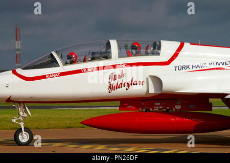 Turkish Stars Türk Yıldızları Turkish Air Force aerobatic Demonstration Team Rollen in der RIAT Royal International Air Tattoo RAF Fairford. Flugzeug Stockfoto