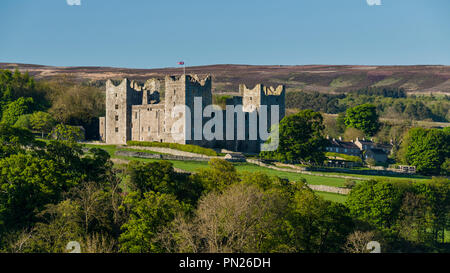 Beeindruckende historische mittelalterliche Burg mit hohen Türmen im schönen Wensleydale Landschaft unter blauem Himmel - Bolton Castle, North Yorkshire, England, Grossbritannien. Stockfoto