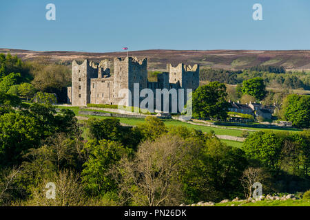 Beeindruckende historische mittelalterliche Burg mit hohen Türmen im schönen Wensleydale Landschaft unter blauem Himmel - Bolton Castle, North Yorkshire, England, Grossbritannien. Stockfoto