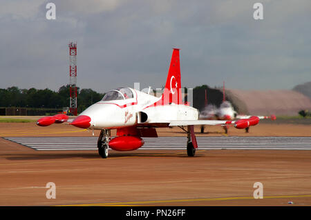 Turkish Stars Türk Yıldızları Turkish Air Force aerobatic Demonstration Team Rollen in der RIAT Royal International Air Tattoo RAF Fairford. Flugzeug Stockfoto