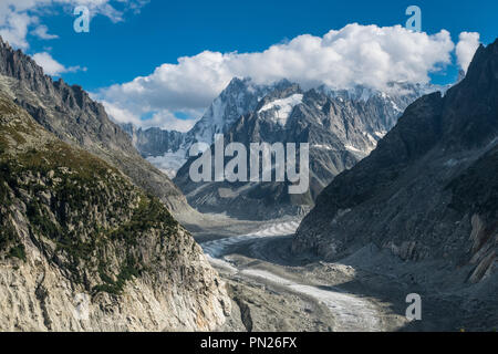 Das Mer de Glace (Meer aus Eis) ist der grösste Gletscher in Frankreich, 7 km lange und 200 m Tiefe und ist eine der größten Attraktionen im Tal von Chamonix. Stockfoto