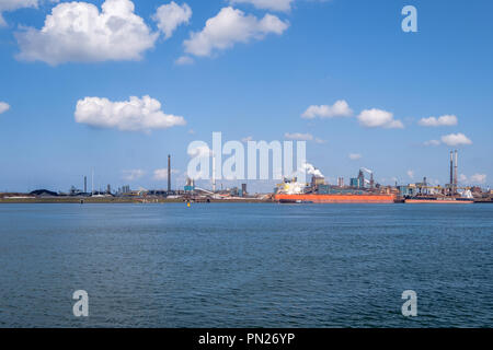 Blick auf das Stahlwerk in IJmuiden, Niederlande. Stockfoto