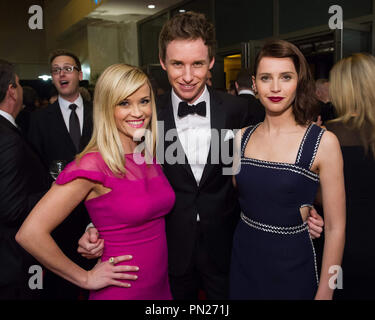 Reese Witherspoon (links), Eddie Redmayne (Mitte) und Felicity Jones nehmen an der 6. jährlichen Gouverneure Auszeichnungen in der Ray Dolby Ballroom am Hollywood & Highland Center® in Hollywood, CA, am Samstag, 8. November 2014. Datei Referenz # 32487 024 THA nur für redaktionelle Verwendung - Alle Rechte vorbehalten Stockfoto