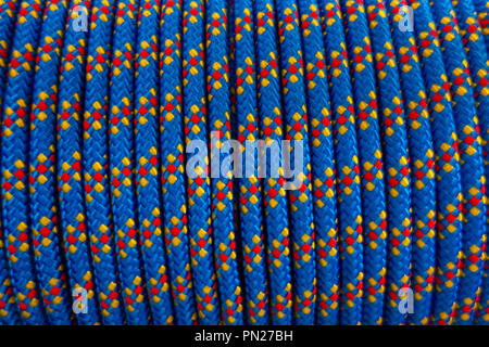 Vorhänge aus Metall Draht. geometrische Muster der Kabel. Hintergrund von Metallteilen. Stockfoto